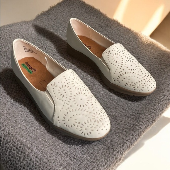 🌟
Laser Cut-out Baretraps Amry Women sz 8M Casual white Slip on Shoes - Picture 2 of 10